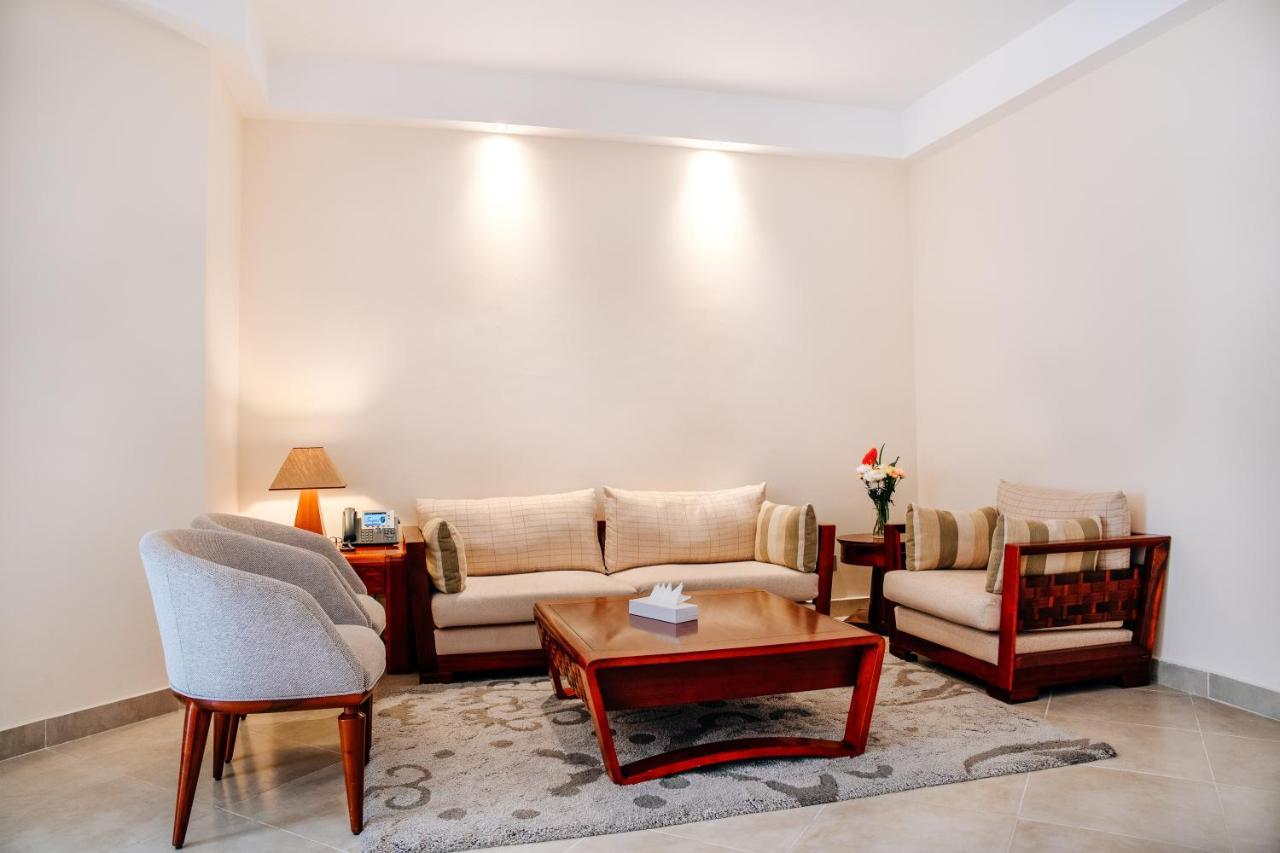 Hotel Tropitel Sahl Hasheesh Hurghada Exterior foto A living room with a carpet