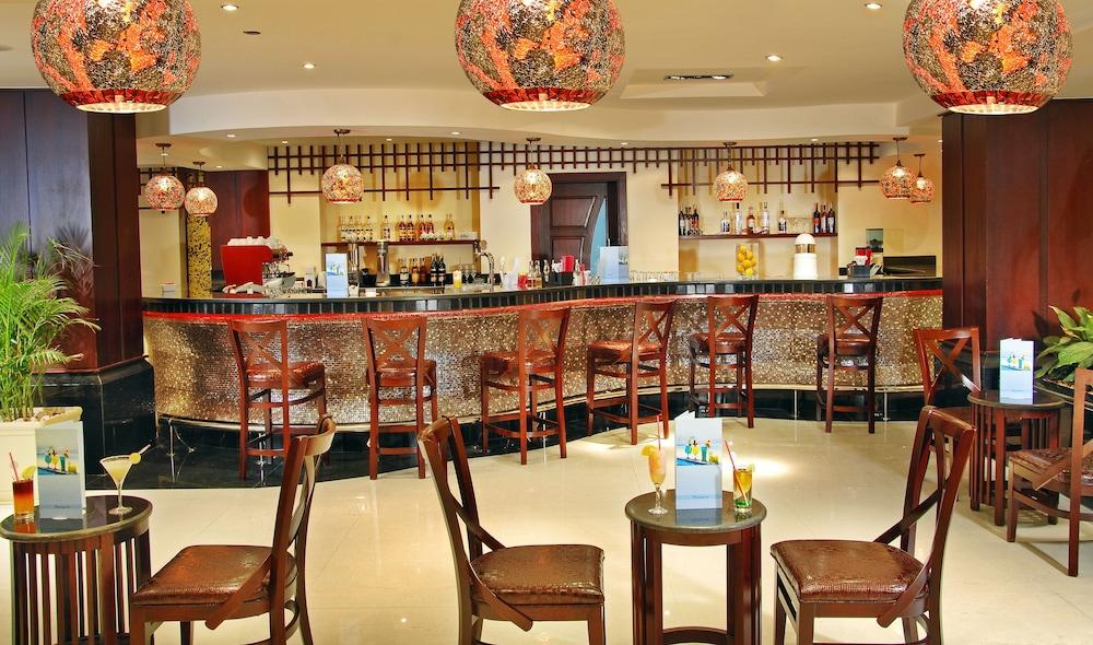 Hotel Tropitel Sahl Hasheesh Hurghada Exterior foto The bar at the hotel