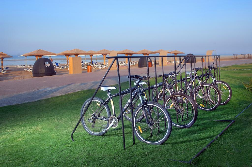 Hotel Tropitel Sahl Hasheesh Hurghada Exterior foto Bicycles at the beach
