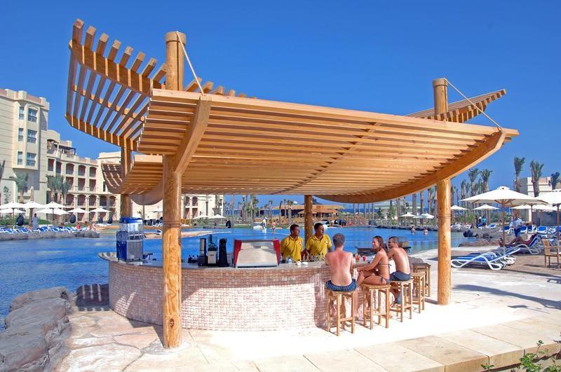 Hotel Tropitel Sahl Hasheesh Hurghada Exterior foto A swim-up bar at a resort in Egypt
