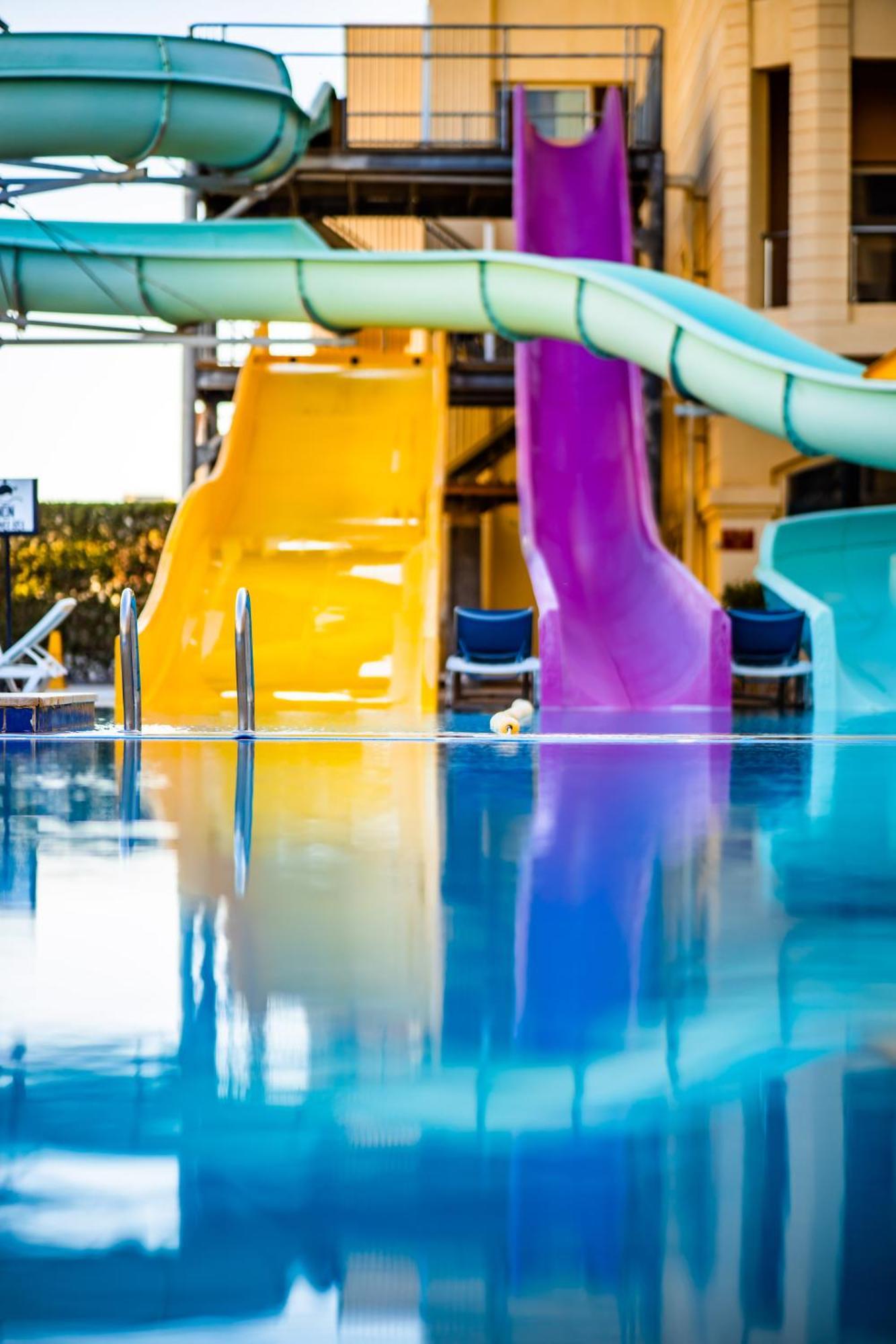 Hotel Tropitel Sahl Hasheesh Hurghada Exterior foto Water slides at the hotel