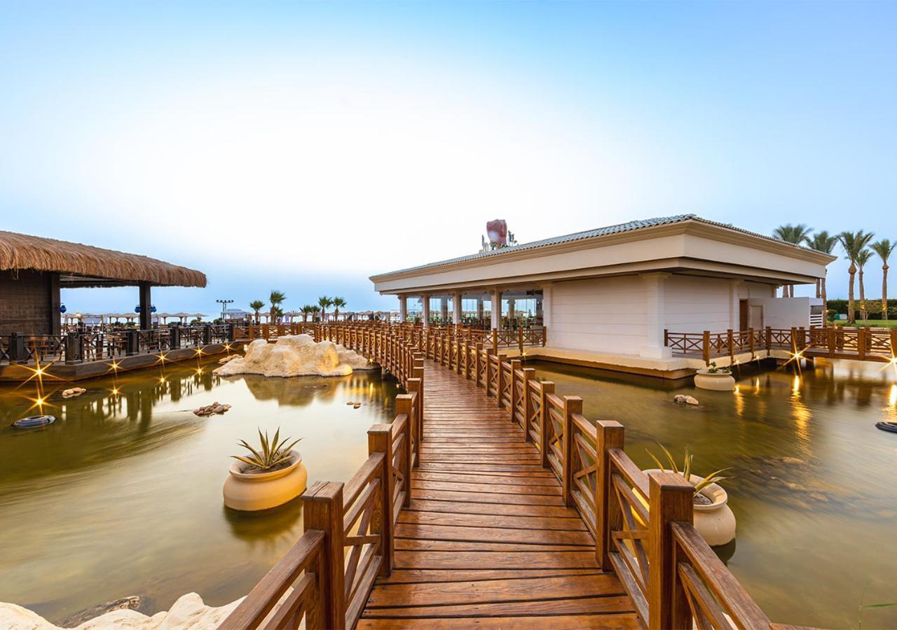 Hotel Tropitel Sahl Hasheesh Hurghada Exterior foto The resort's main bar